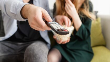 Lühikesed minisarjad, mis ei röövi nädalavahetust: 5 ideed nutikaks seriaalipausiks