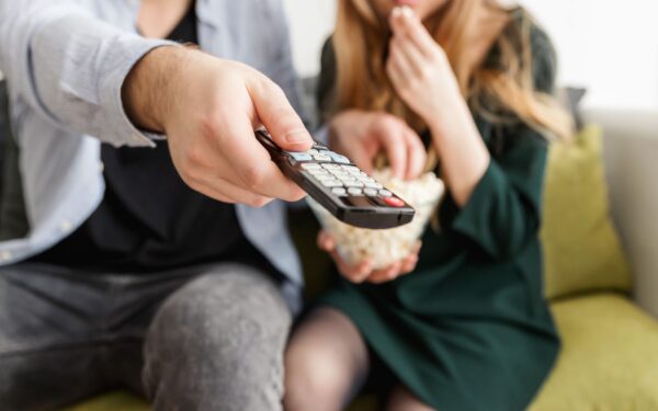 Lühikesed minisarjad, mis ei röövi nädalavahetust: 5 ideed nutikaks seriaalipausiks