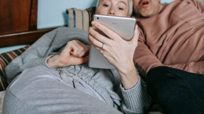 Allalaaditavad filmid ja sarjad: turvaline vaatamine ilma pideva internetita
