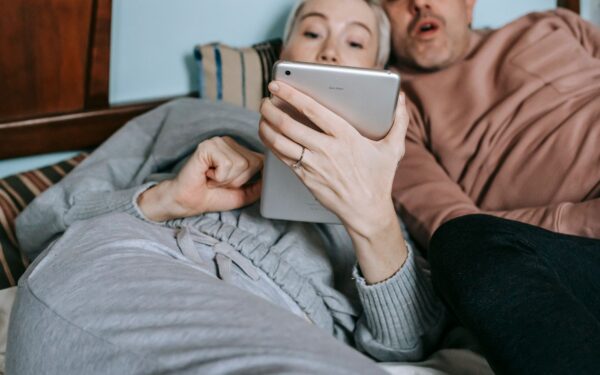 Allalaaditavad filmid ja sarjad: turvaline vaatamine ilma pideva internetita