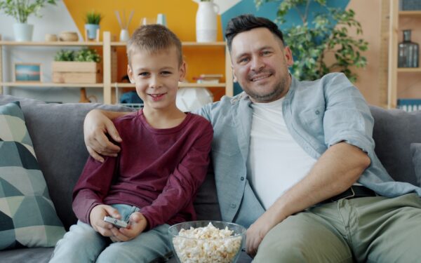 Perefilmipäev kodus: lihtne süsteem, mis hoiab kõik rõõmsad ja ekraaniaja tasakaalus