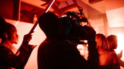 Sarjanäitleja ja filminäitleja töövahe: mida ekraanilt näha ja mida mitte