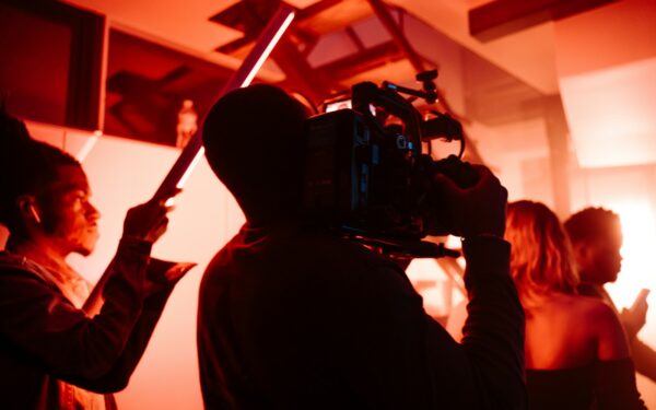 Sarjanäitleja ja filminäitleja töövahe: mida ekraanilt näha ja mida mitte